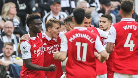 Arsenal down Newcastle to keep title race alive