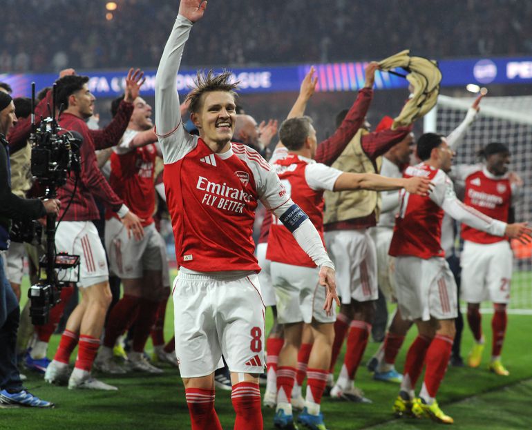 Arsenal players celebrating entering the final || imago