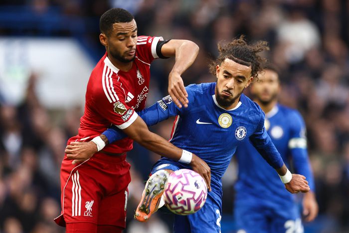 Liverpool vs Chelsea in Premier League action