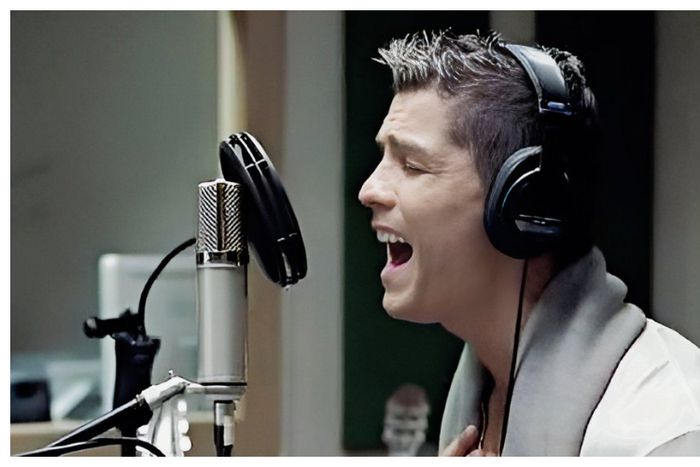 Cristiano Ronaldo sings love song in a studio