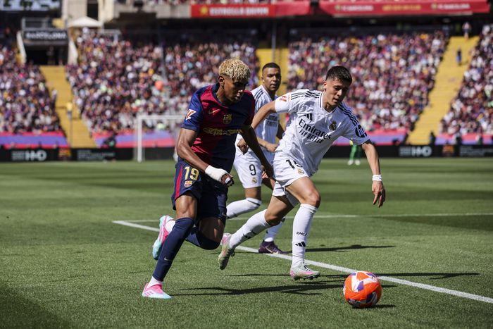Lamine Yamal of FC Barcelona controls the ball while defended by Arda Guler of Real Madrid || Image credit: Imago