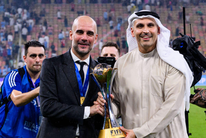 Manchester City Head Coach Pep Guardiola (L) and chairman Khaldoon Al Mubarak (R) poses for photos || Image credit: Imago