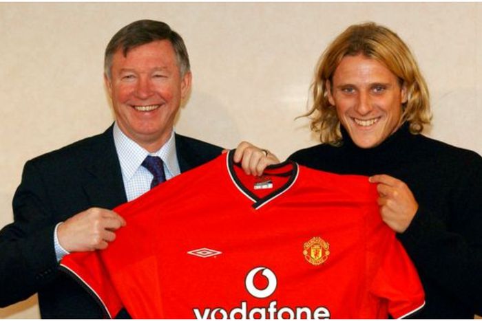 Sir Alex Ferguson (left) and Diego Forlan in 2002.