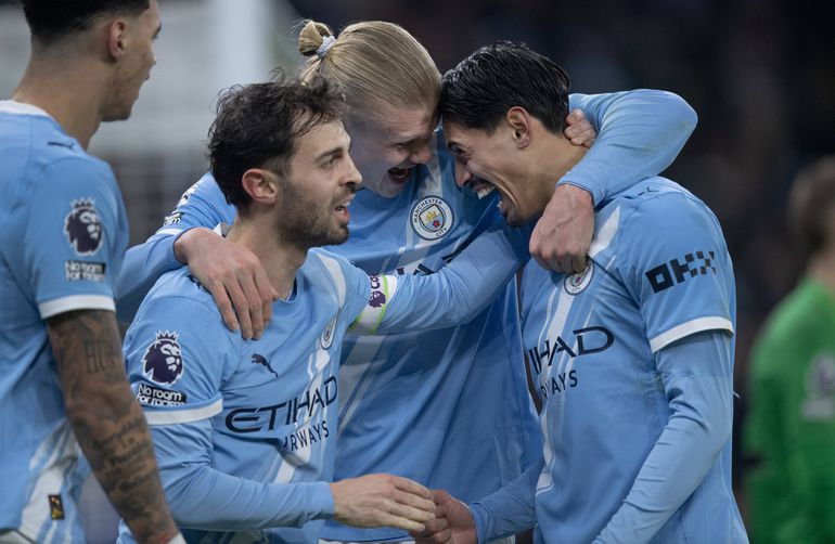 Man City players celebrating || Imago
