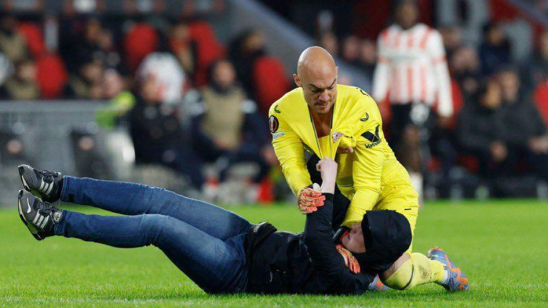 Sevilla keeper Dmitrovic survives fan attack in PSV loss