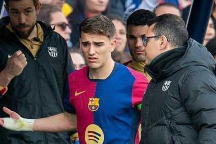 Late Barcelona first-team coach Carles Minarro Garcia attending to an injured Gavi || Image credit: Imago