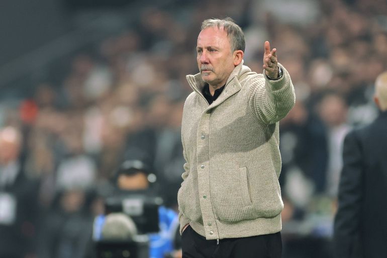 Besiktas head coach Sergen Yalçın || Imago