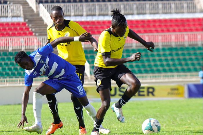 Tusker's Eric Zakayo and Charles Momanyi tackle Cliff Nyakeya.