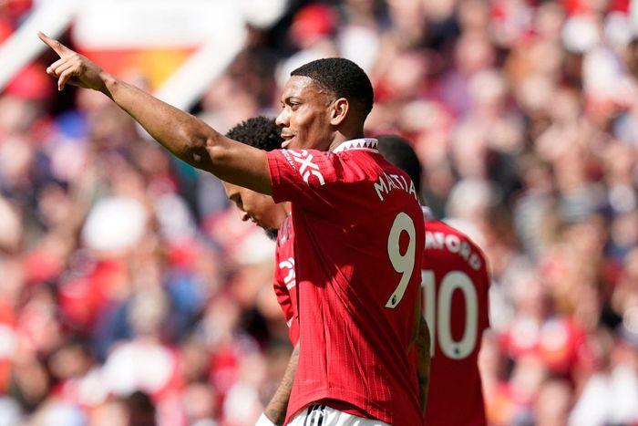 Manchester United's Marcus Rashford and Anthony Martial celebrate goal vs Everton.