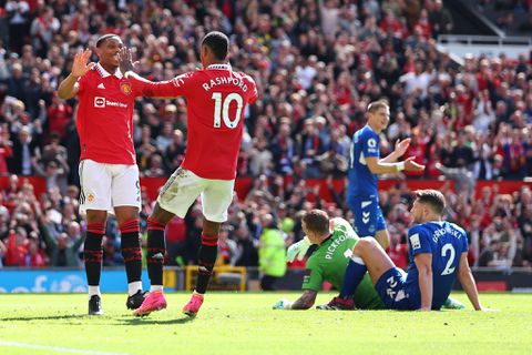 As it happened: Manchester United defeat Everton 2-0 but lose Rashford to injury