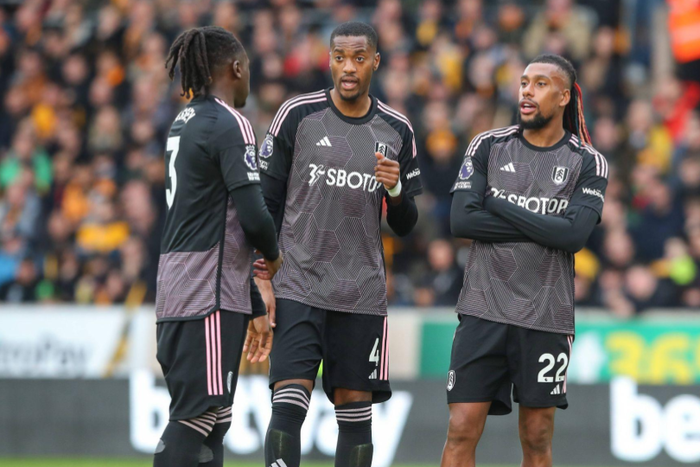 Tosin Adarabioyo of Fulham speaks with Calvin Bassey of Fulham and Alex Iwobi of Fulham, during the Premier League match Wolverhampton Wanderers vs Fulham || Image credit: Imago