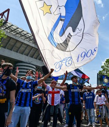 Five-goal Inter celebrate title with crushing win over Sampdoria