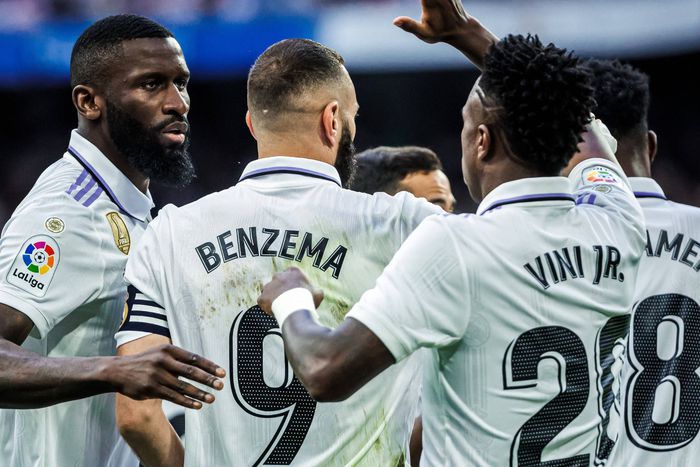 Karim Benzema celebrate goal with Real Madrid's teammates.
