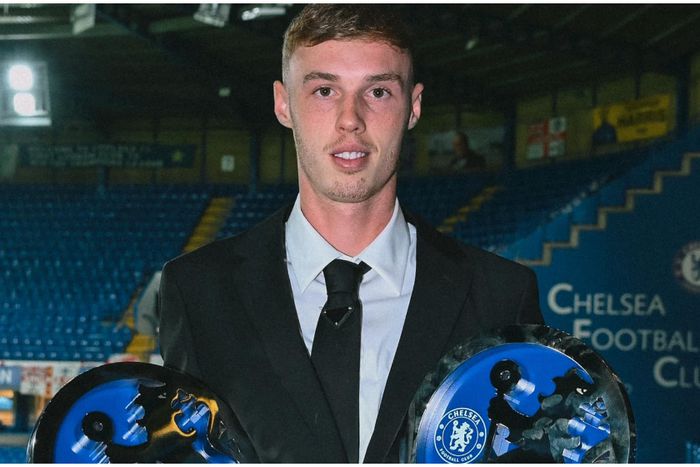 Cole Palmer with his Chelsea double at the Players' Awards Night.