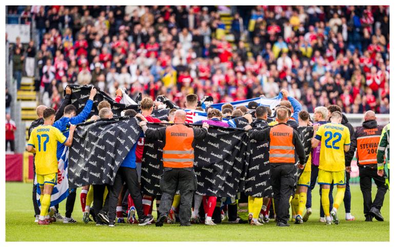 Eriksen collapses during Denmark's game || Imago