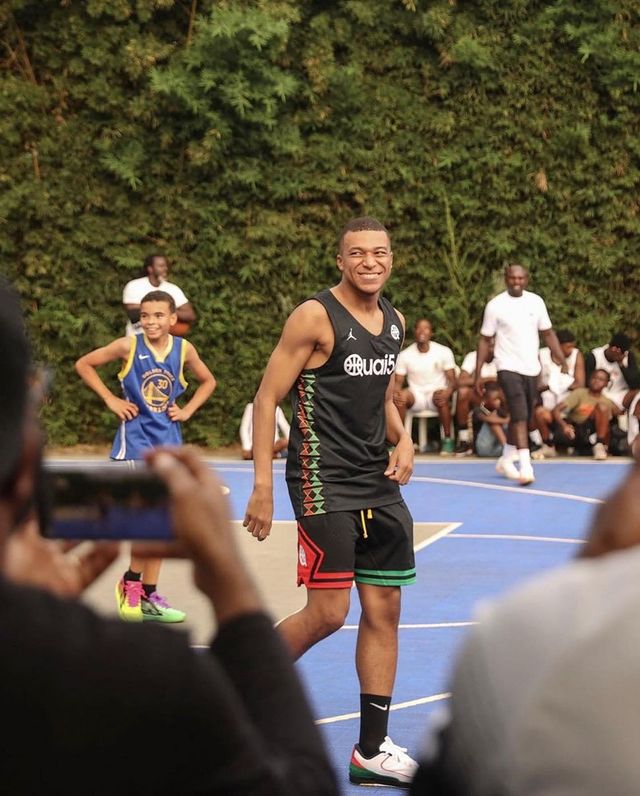 Kylian Mbappe and former NBA star Joakim Noah show off basketball