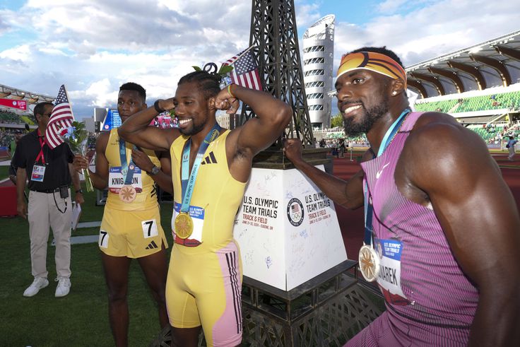 Kenny Bednarek (R) Noah Lyles (C).