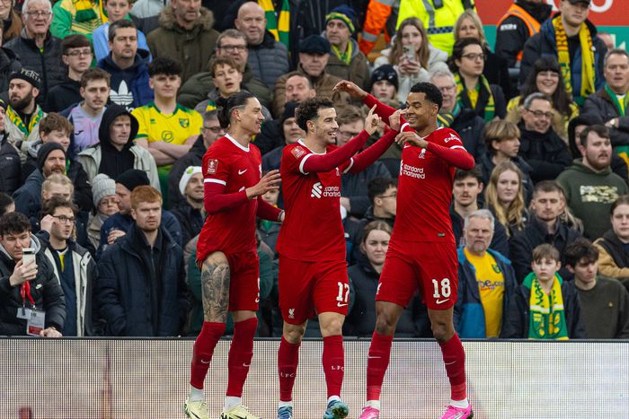 Liverpool s Curtis Jones (C) celebrates with team-mates Darwin Nunez (L) and Cody Gakpo (R) after scoring the first goal during the FA Cup 4th Round match between Liverpool FC and Norwich City FC at Anfield. (Photo by David Rawcliffe Propaganda)