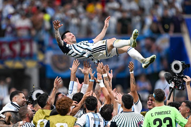 Argentina players celebrate after comeback against Egypt || Imago
