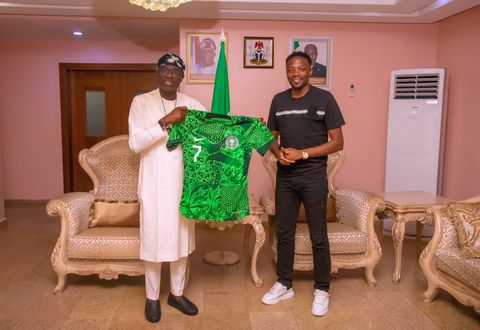 Ahmed Musa: Super Eagles captain gifts Benue governor jersey