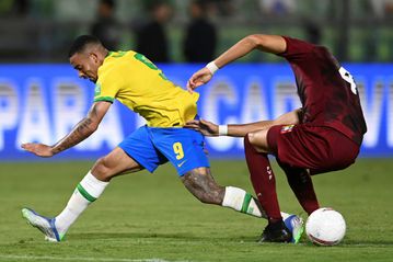 Late Barbosa penalty helps preserve Brazil's winning start