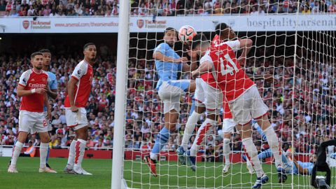 Arsenal wins at Old Trafford in league play for first time in 14 years