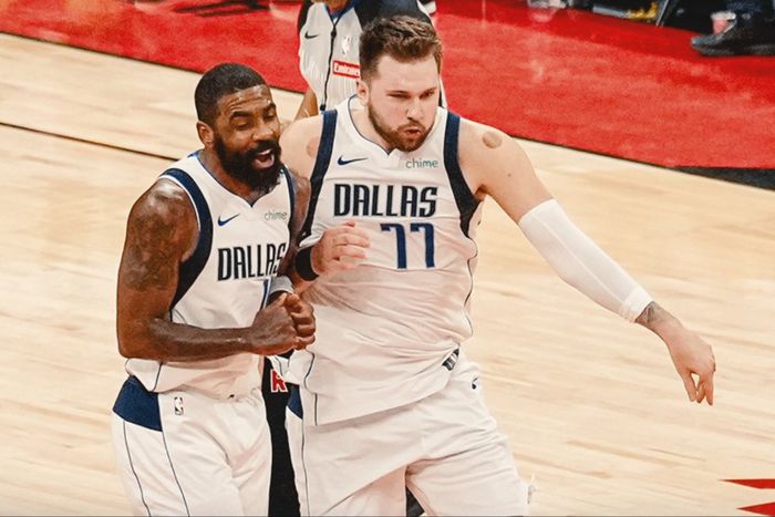 In Canada, the Dallas Mavericks recorded their 7th straight win against the Toronto Raptors thanks to a triple-double by Luka Doncic.