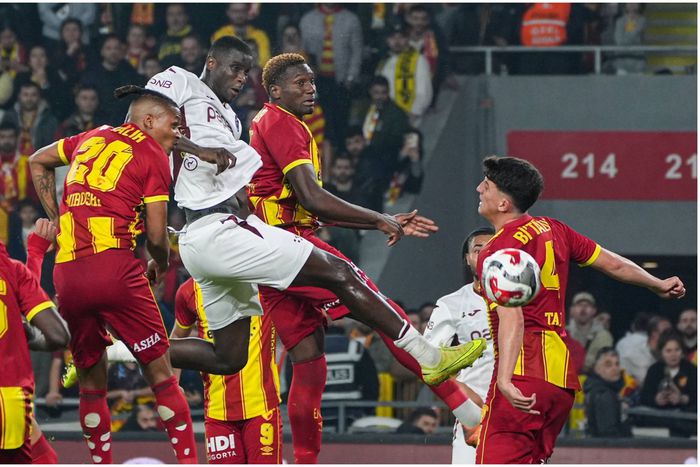 Troost-Ekong’s replacement? Nigerians hail Super Eagles striker Onuachu after centre-back display for club