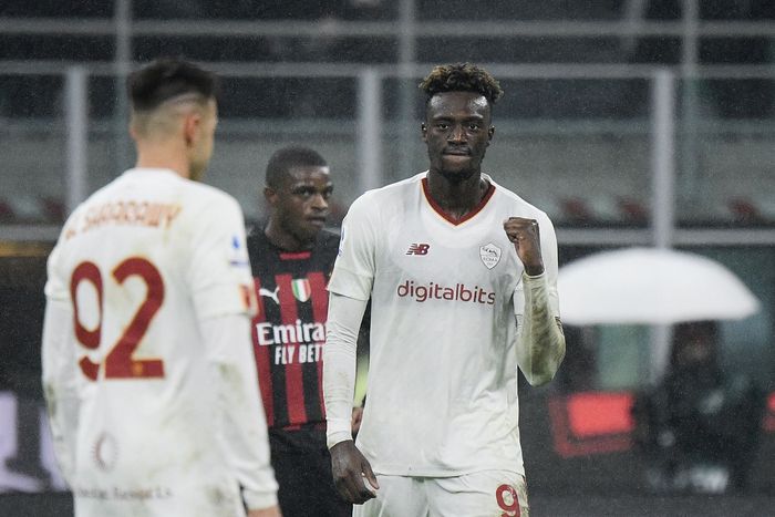 Tammy Abraham scored a late goal to help Roma avoid defeat against Milan