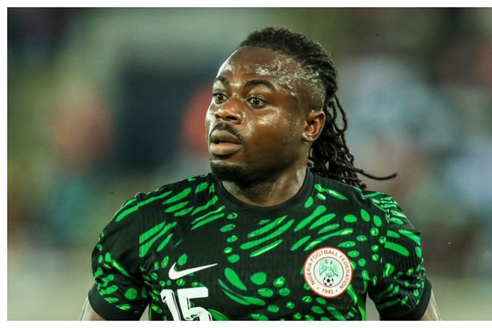 Moses Simon greets new head coach Eric Chelle