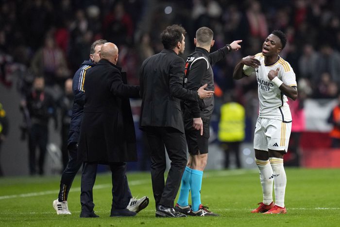 Diego Simeone engaged in an argument with Real Madrid's Vinicius || Image credit: Imago