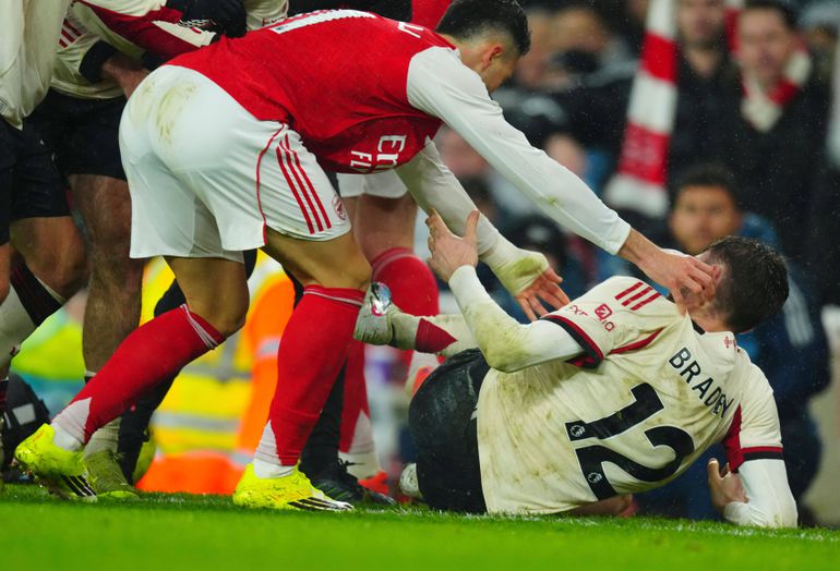Gabriel Martinelli shoved injured Conor Bradley off the pitch || Image credit: Imago