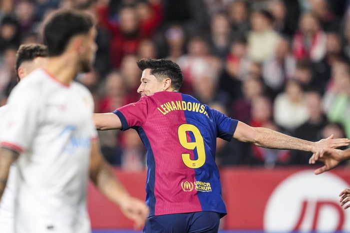 Robert Lewandowski celebrates scoring against Sevilla | Imago