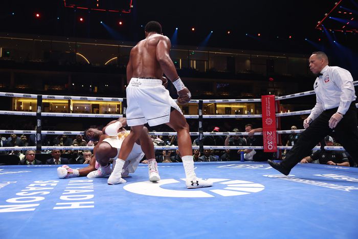 Anthony Joshua defeats Francis Ngannou in just six minutes.