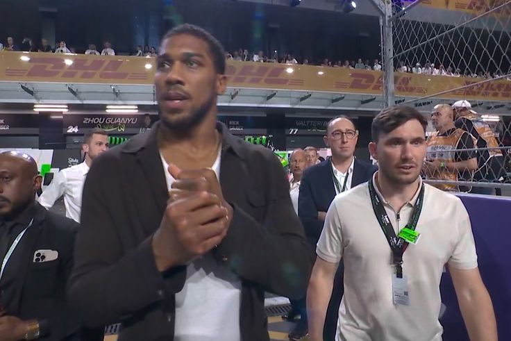 After knocking out Francis Ngannou, Anthony Joshua was treated like a king as he arrived at the Formula One event in Saudi Arabia.