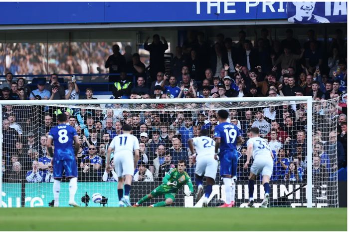 Phenomenal penalty save by Hermansen to deny Cole Palmer at Stamford Bridge.