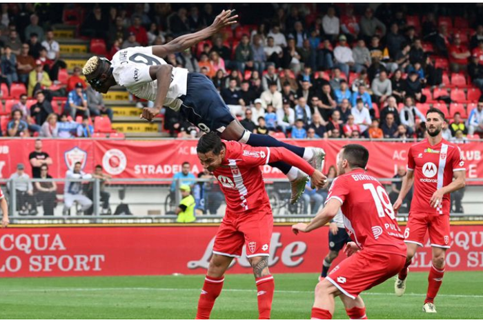 Monza defenders look on helplessly as Victor Osimhen plants a beautiful header past their goalkeeper |Pulsesports.ng