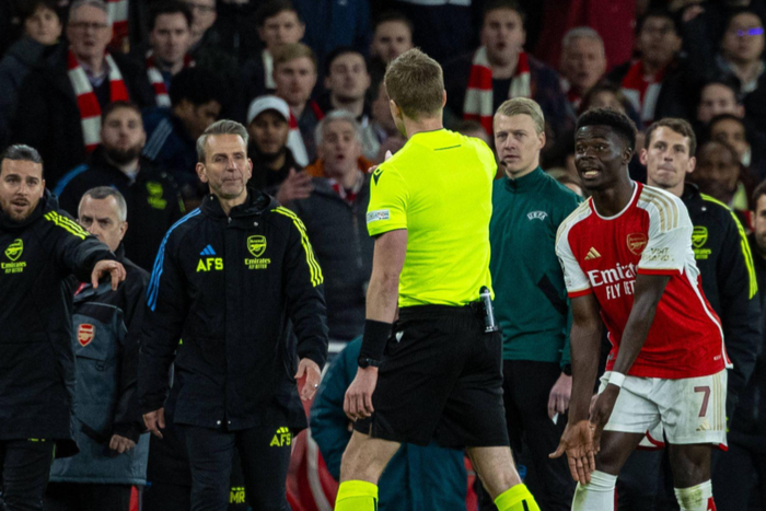Bukayo Saka confronts referee Glenn Nyberg after the UEFA Champions League Quarter-Final 1st Leg game between Arsenal FC and FC Bayern Munich at the Emirates Stadium. (Photo by David Rawcliffe/Propaganda)