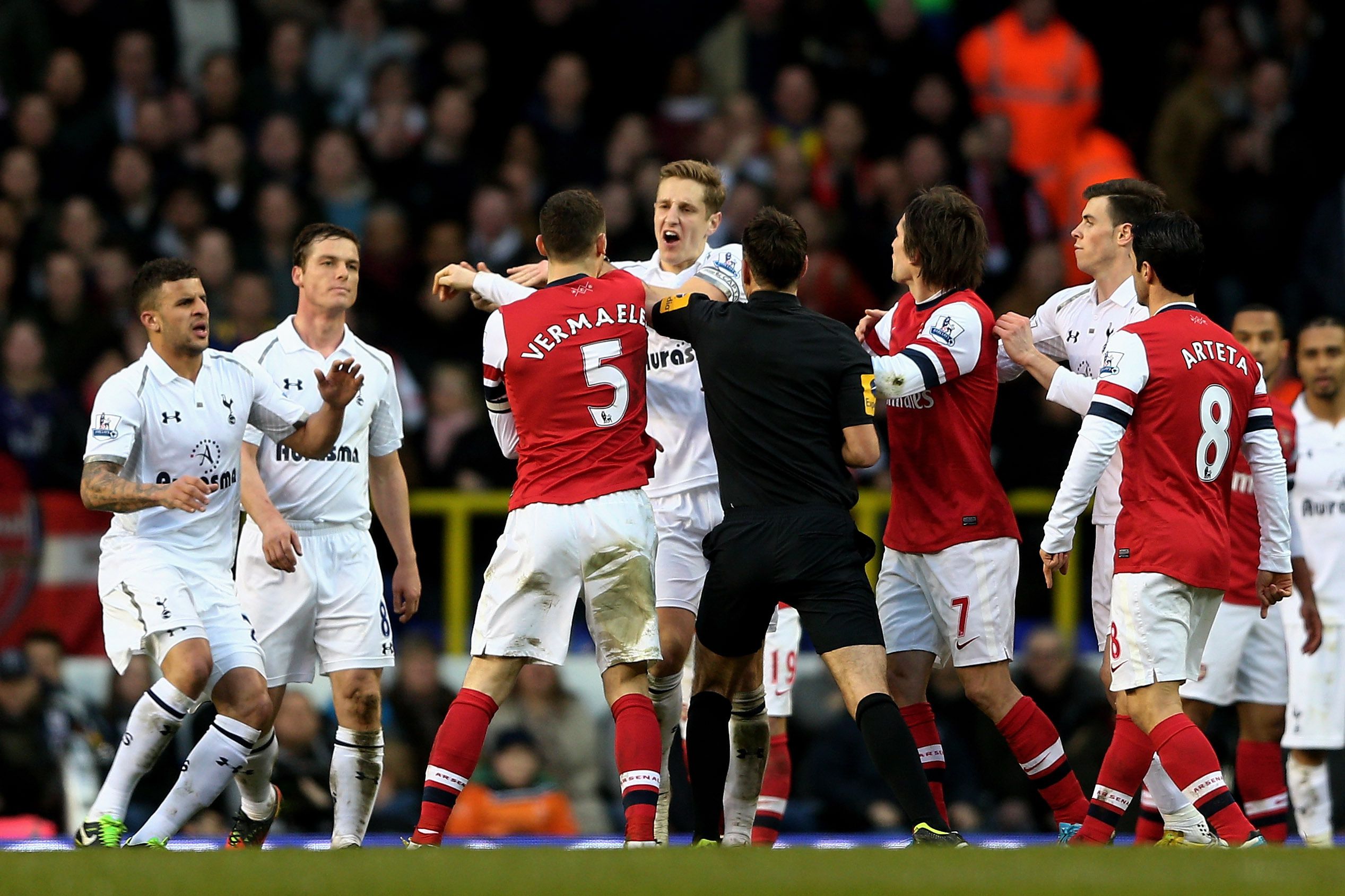 Football fights. Футбольное лондонское дерби. Тоттенхэм 2014 командное фото. Tottenham Players Angry moments. Angry Football.