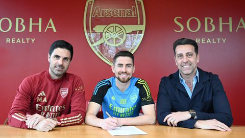 Arsenal midfield general Jorginho signs new contract, ready to take down Man United
