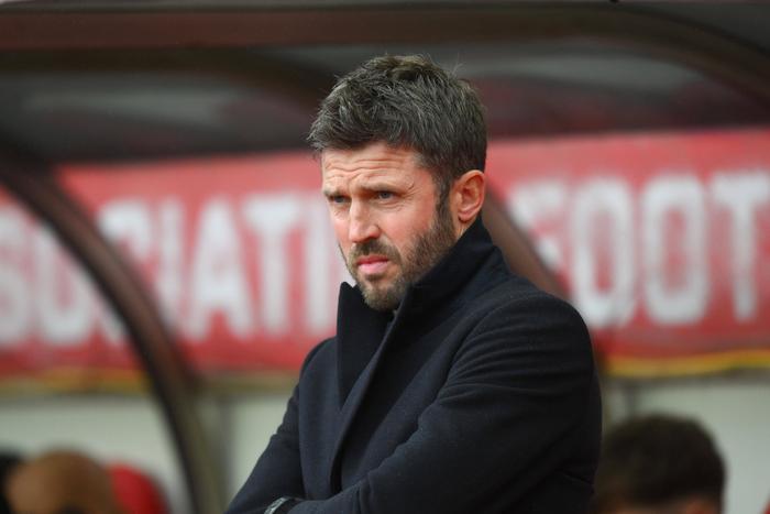 Carrick urges Man United board to get in more signings