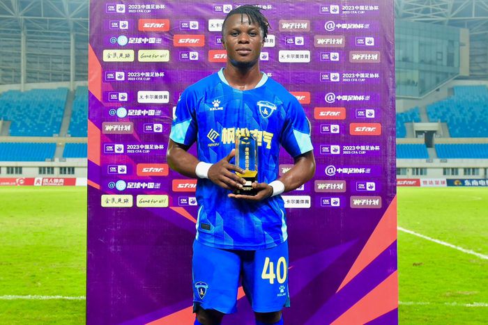 Ayub Timbe of Kenya with his man of the match award.