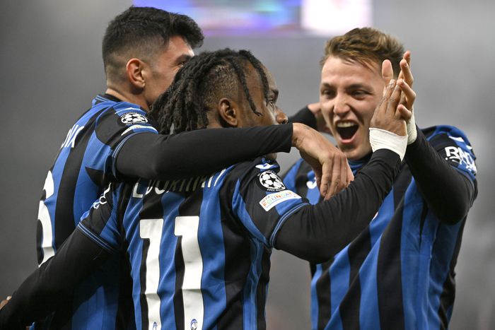 Ademola Lookman celebrating a goal with his teammate Mateo Retegui || Image credit: Imago