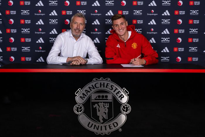 Benjamin Sesko during the contract signing at Manchester United.