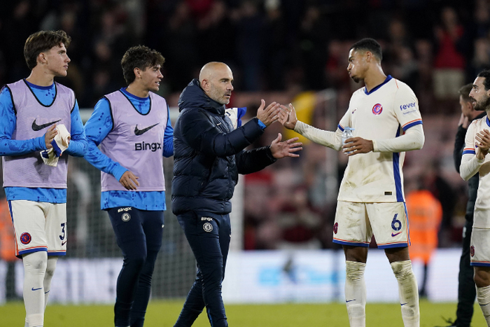 Chelsea manager Enzo Maresca (centre left) with Levi Colwill (centre right) || Image credit: Imago