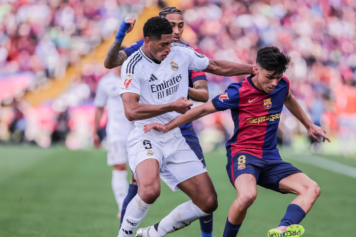 Pedro Gonzalez Pedri of FC Barcelona, Barca and Jude Bellingham of Real Madrid in action during the Spanish league || Image credit: Imago