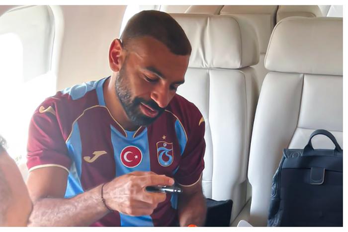Carragher voices disappointment with Salah move to Turkey