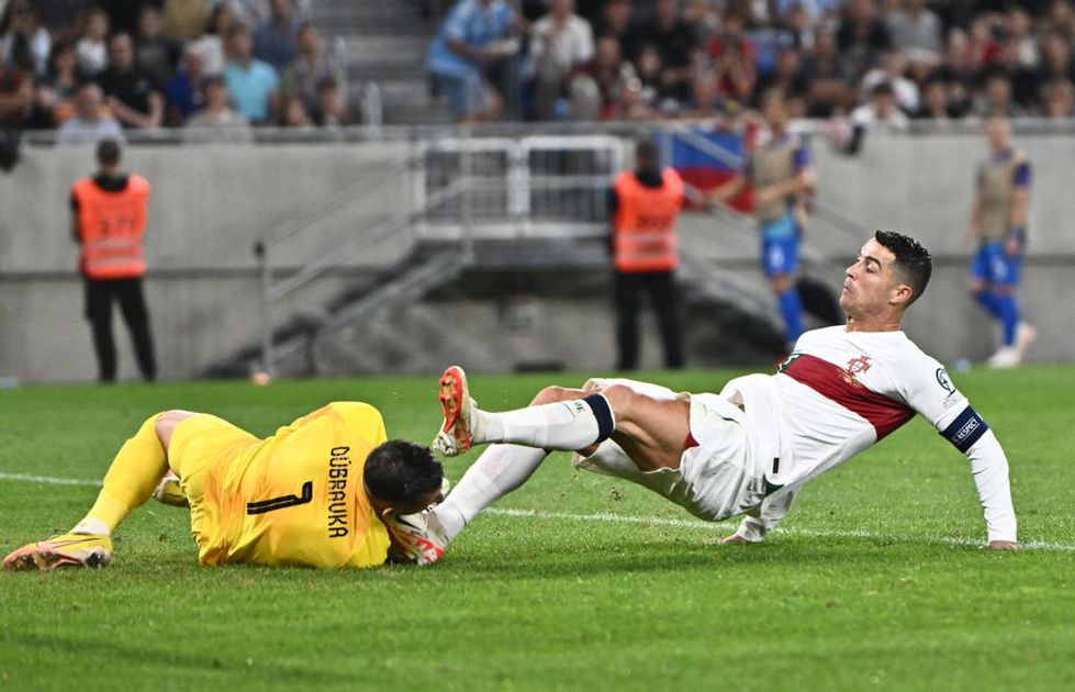 Ronaldo má šťastie, že nevidí červenú po tom, čo udrel svojho bývalého spoluhráča z Manchestru United do tváre počas výhry Portugalska nad Slovenskom