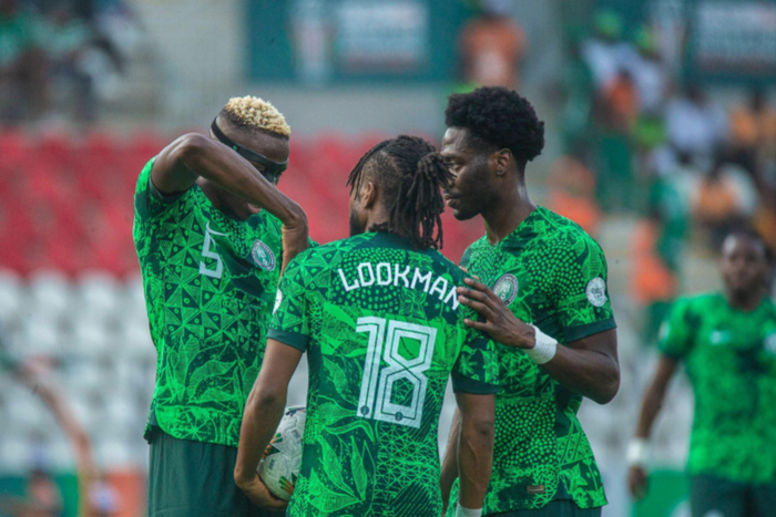 Super Eagles star Victor Osimhen, Ademola Lookman and Ola Aina deliberating || Image credit: Imago