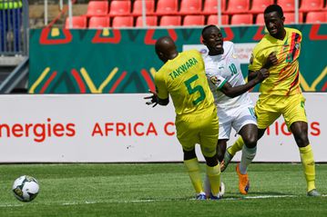 Last-gasp Mane penalty gives Senegal victory over brave Zimbabwe